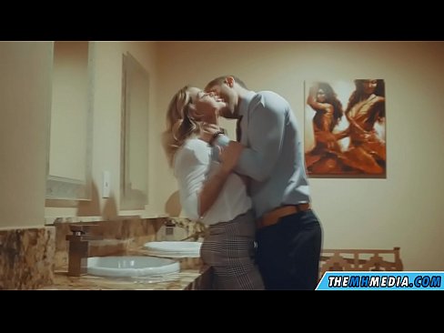 ❤️ Kana blonde ine busty inokukwezvera muchimbuzi cheveruzhinji DzeBonde ❌️